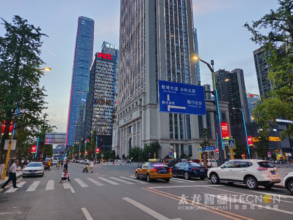 智慧灯杆：一根杆子让城市道路“聪明”又宽敞