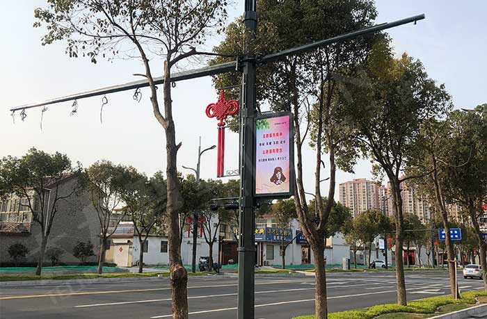 扬州高邮屏淮路P4系列LED灯杆屏已点亮.jpg