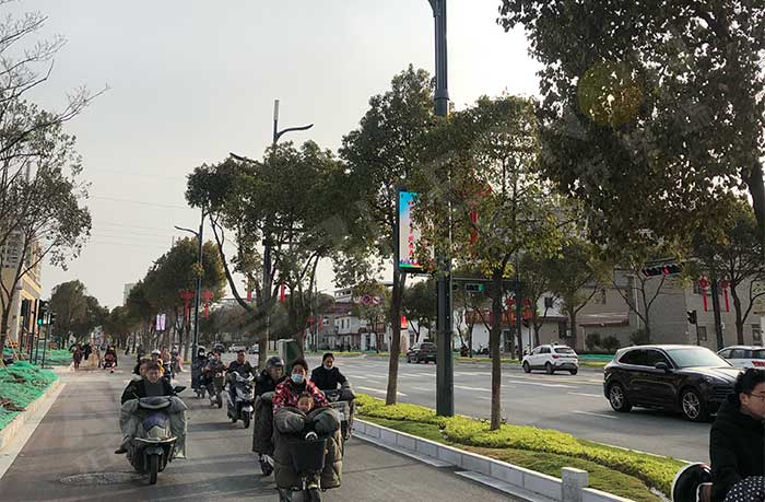 扬州高邮屏淮路的LED灯杆屏.jpg