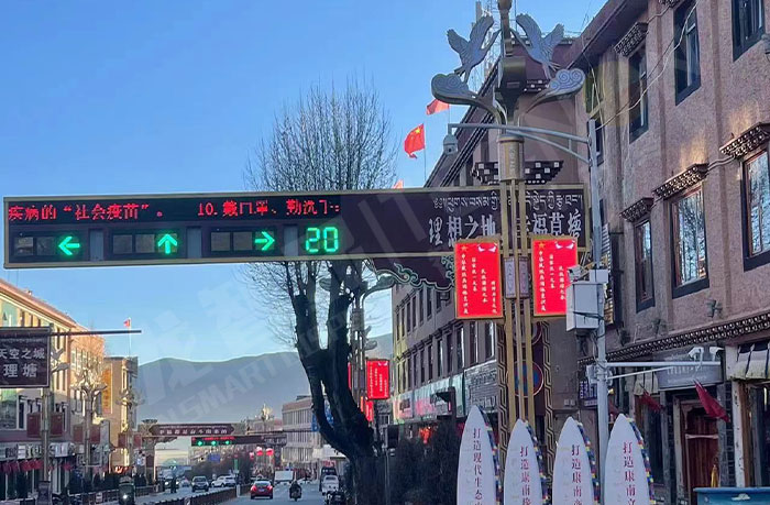 LED灯杆屏点亮千户藏寨.jpg