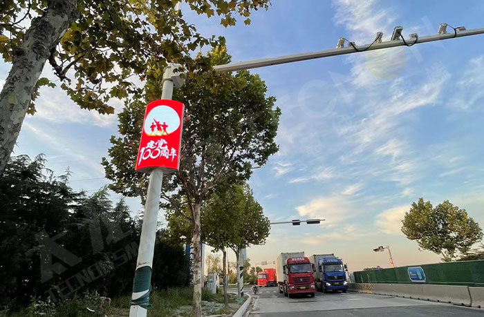 山东省青岛市黄岛区路边LED灯杆屏.jpg