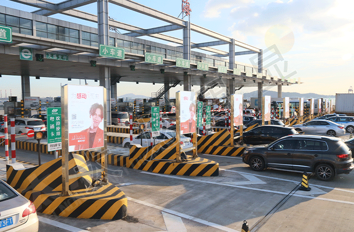 深圳沿海公路收费站LED广告机.png