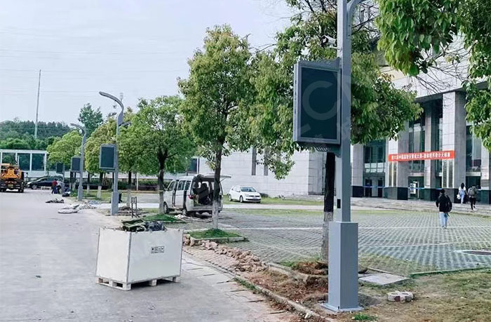 武汉工程大学在光谷校区启动LED灯杆屏试点项目.jpg